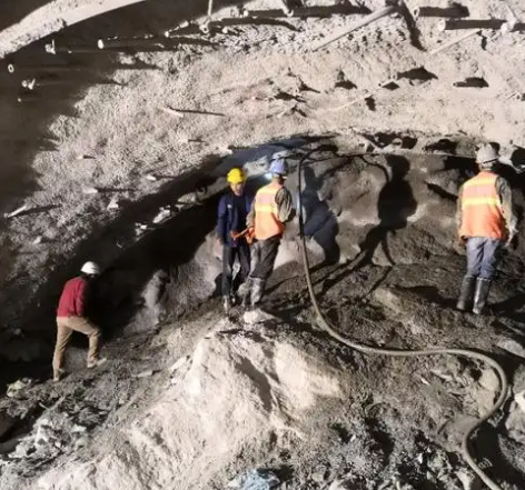 鄂托克前拱顶带模注浆料的施工流程及注意事项